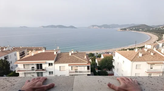 Vue panoramique baie de Rosas avec immeubles résidentiels blancs en premier plan, investissement immobilier Costa Brava