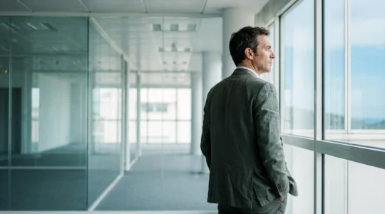 Dirigeant visitant un espace de bureaux vide avec baies vitrées en région PACA