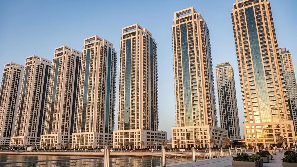 Immeubles résidentiels modernes en hauteur le long du front de mer de Dubai Marina